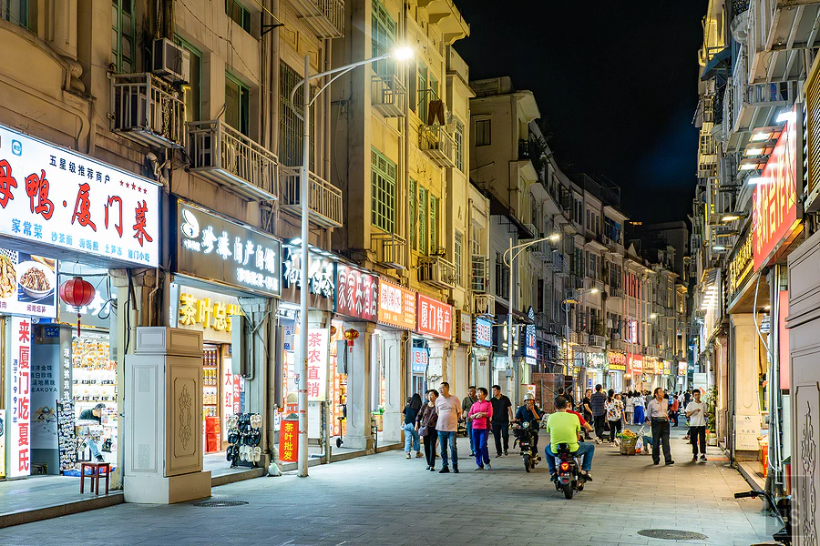 充滿生活感與懷舊氛圍的廈門中山路步行街夜間街景