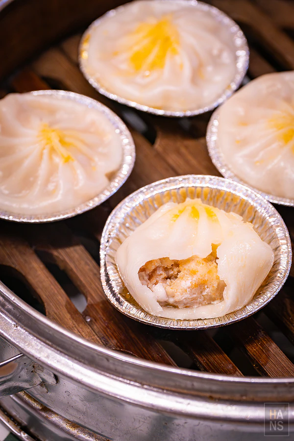 廈門名物蟹黃湯包特寫與咬開後的蟹黃內餡