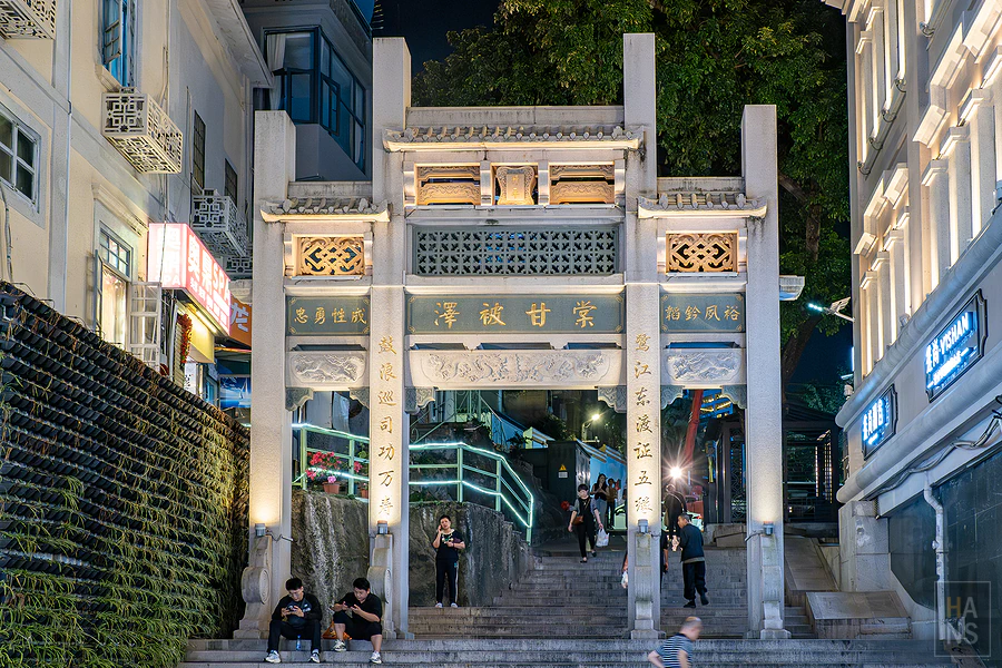 廈門中山路步行街周邊充滿歷史感的傳統石牌坊與階梯造景