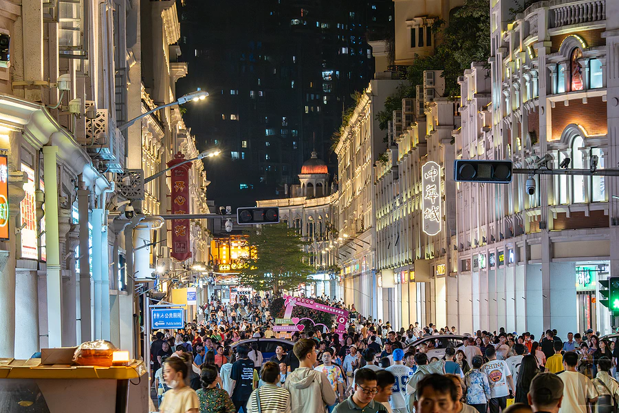 長焦鏡頭下的廈門中山路步行街擁擠人潮與華麗夜景