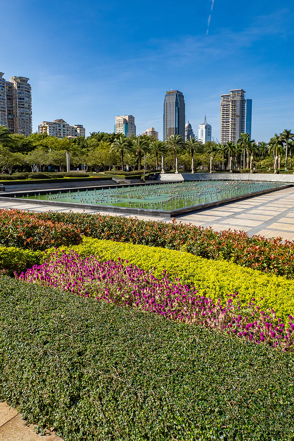 廈門白鷺洲公園噴泉旁色彩繽紛的花圃