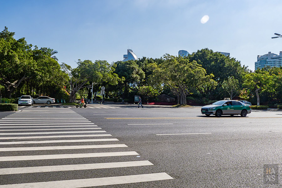 廈門白鷺洲公園旁寬闊的馬路與綠色電動計程車
