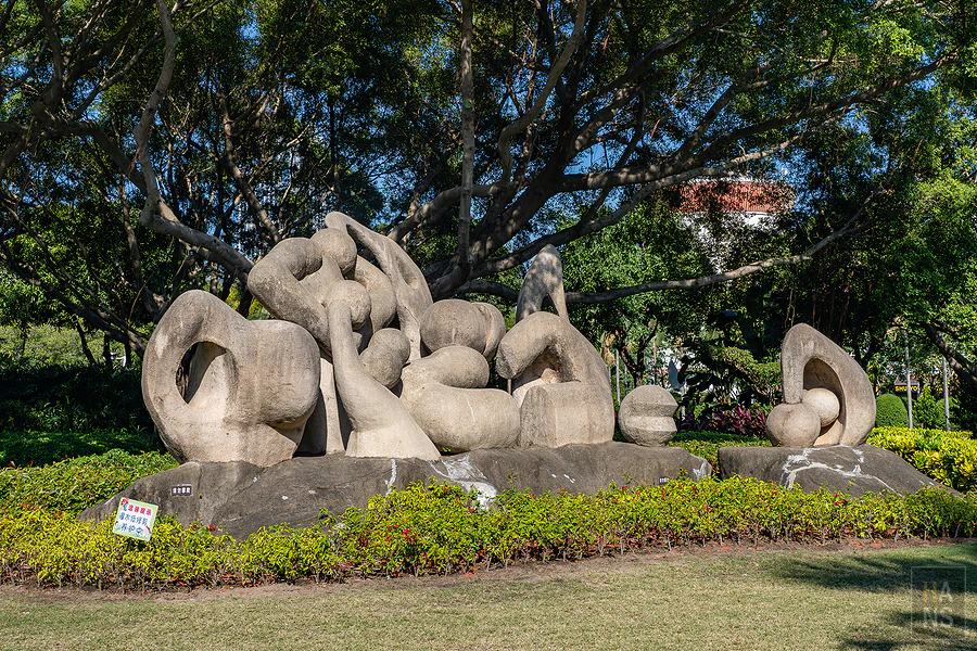 廈門白鷺洲公園抽象石雕的近景特寫
