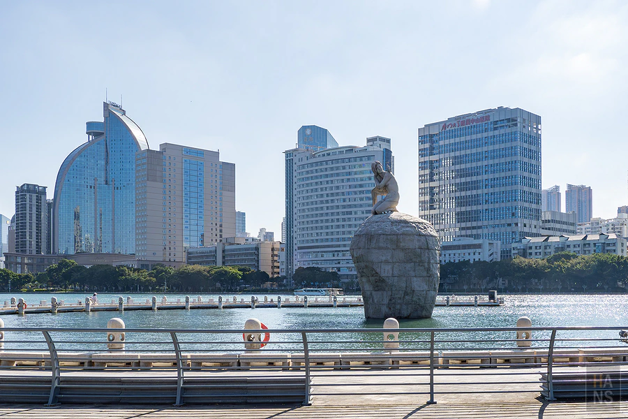 廈門白鷺洲公園白鷺女神雕像與筼簹湖湖景