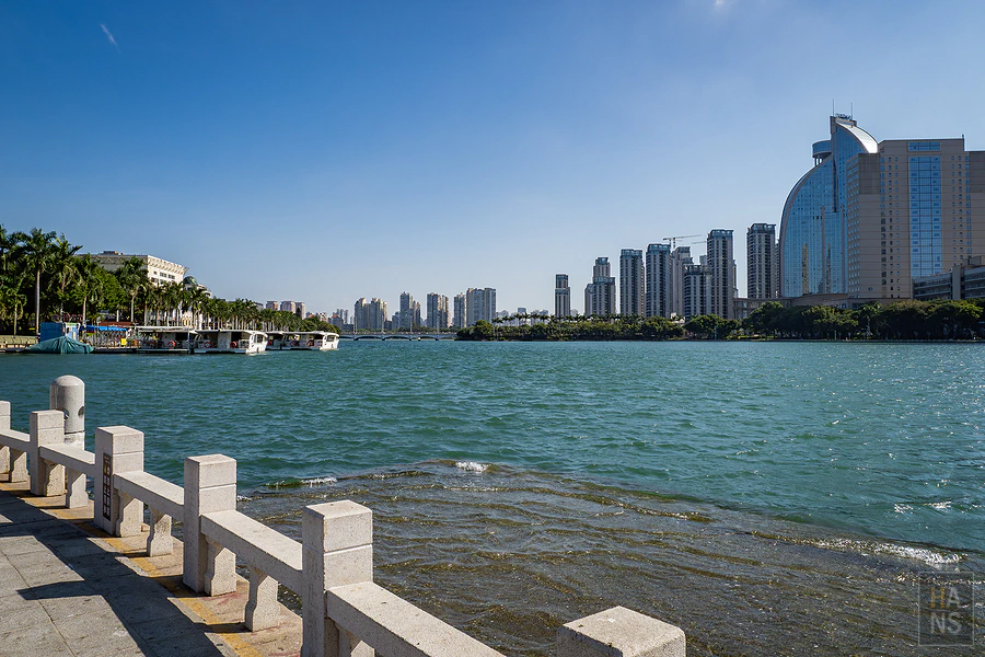 廈門白鷺洲公園筼簹湖的遊船與對岸城市天際線